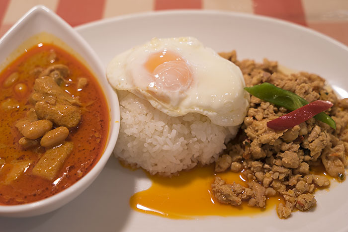 タイ料理ティーヌンのマッサマンカレーとチキンガパオのセットメニュー